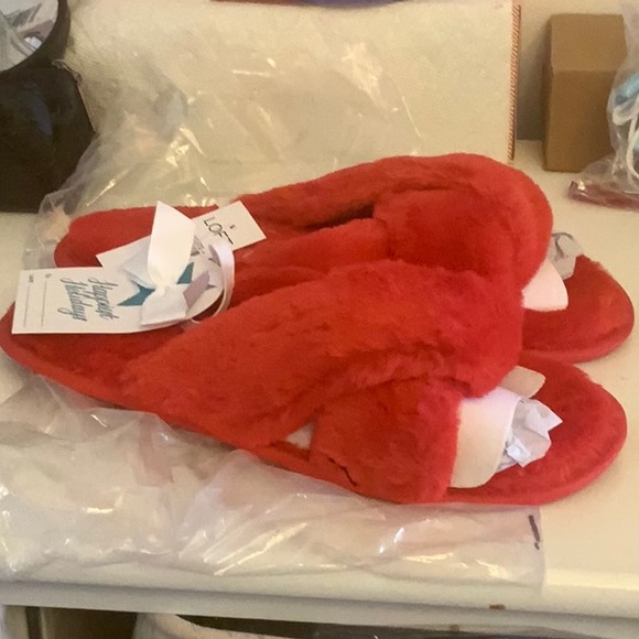 - NWT Loft faux fur twist slide slippers. Size L. - Picture 2 of 3